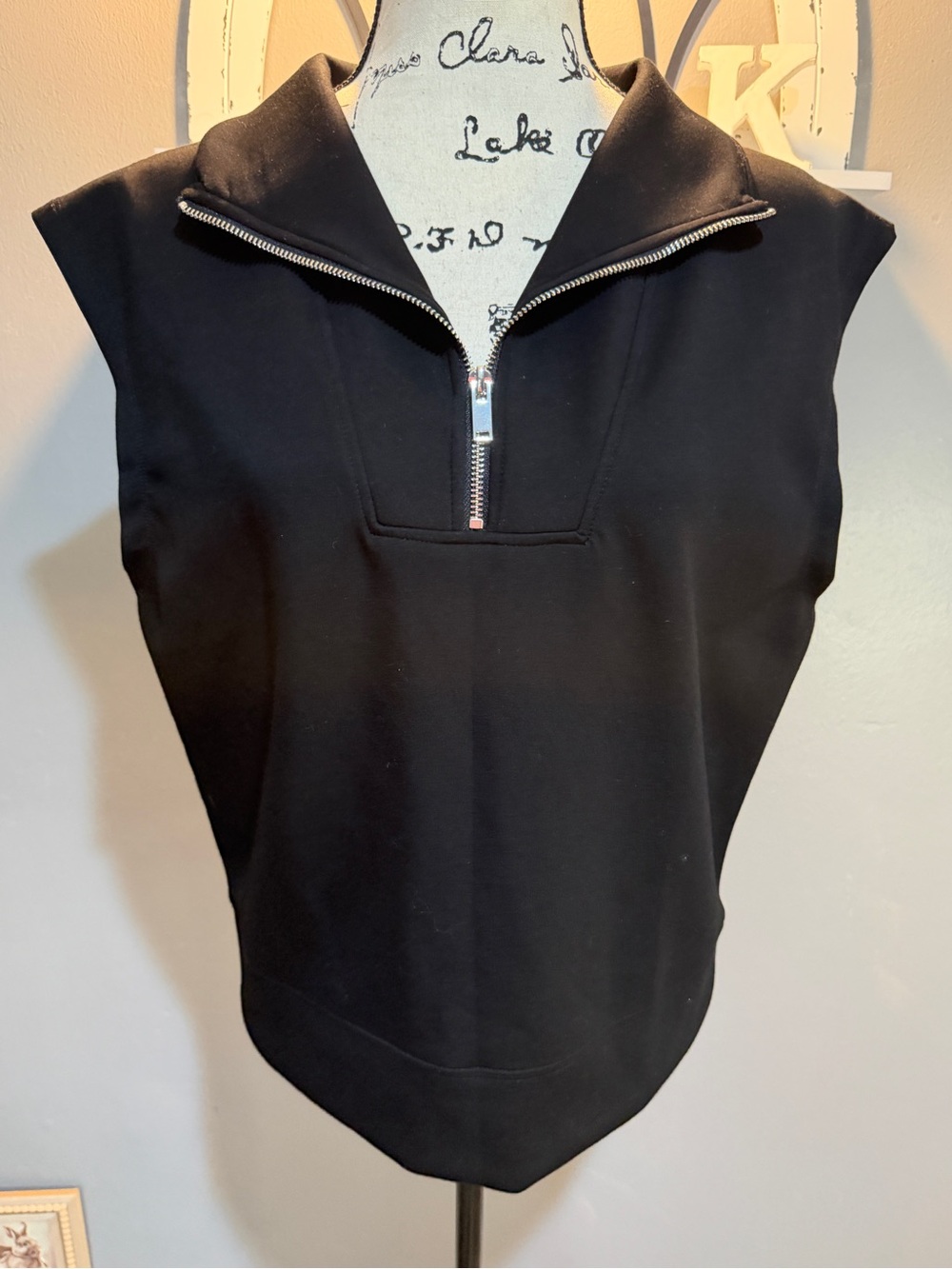 AND NOW THIS BLACK SLEEVELESS TOP SZ S